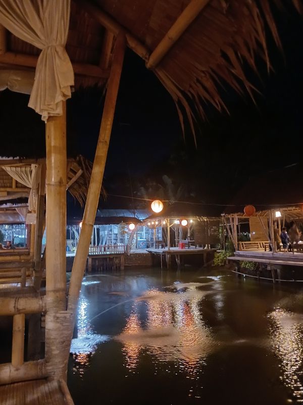 Tempat makan di Purbalingga yang romantis - saung apung